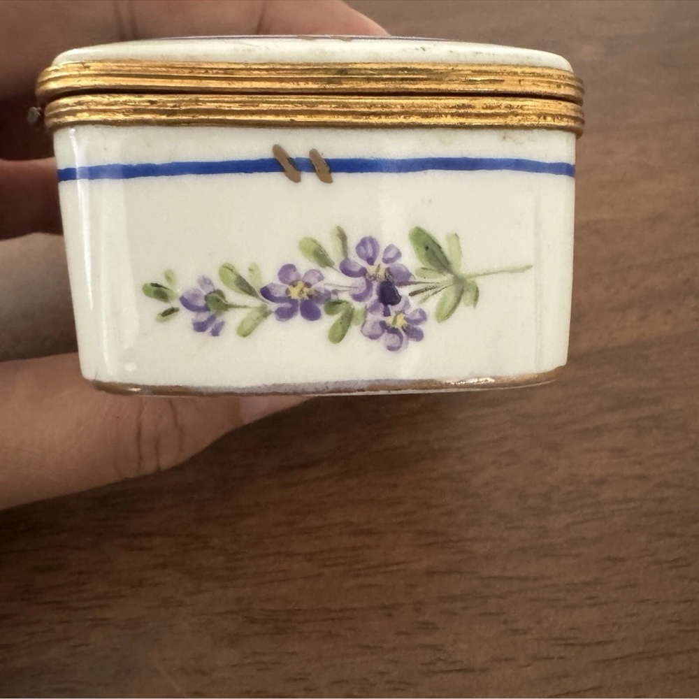 Vintage Limoges Porcelain Handpainted Floral Trinket Box signed - Picture 5 of 10